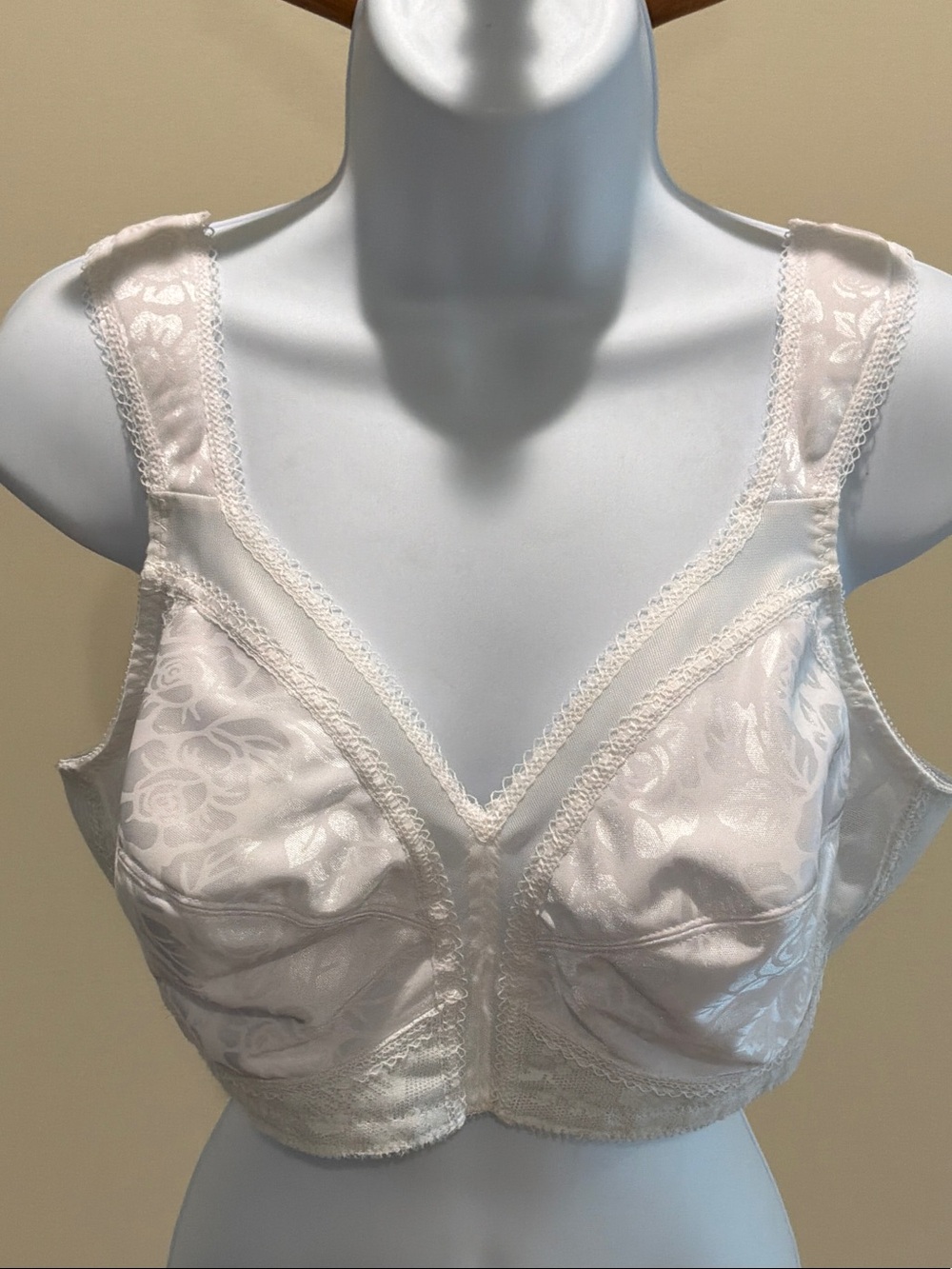 Playtex white Non-Wired Full Coverage Bra size 40C